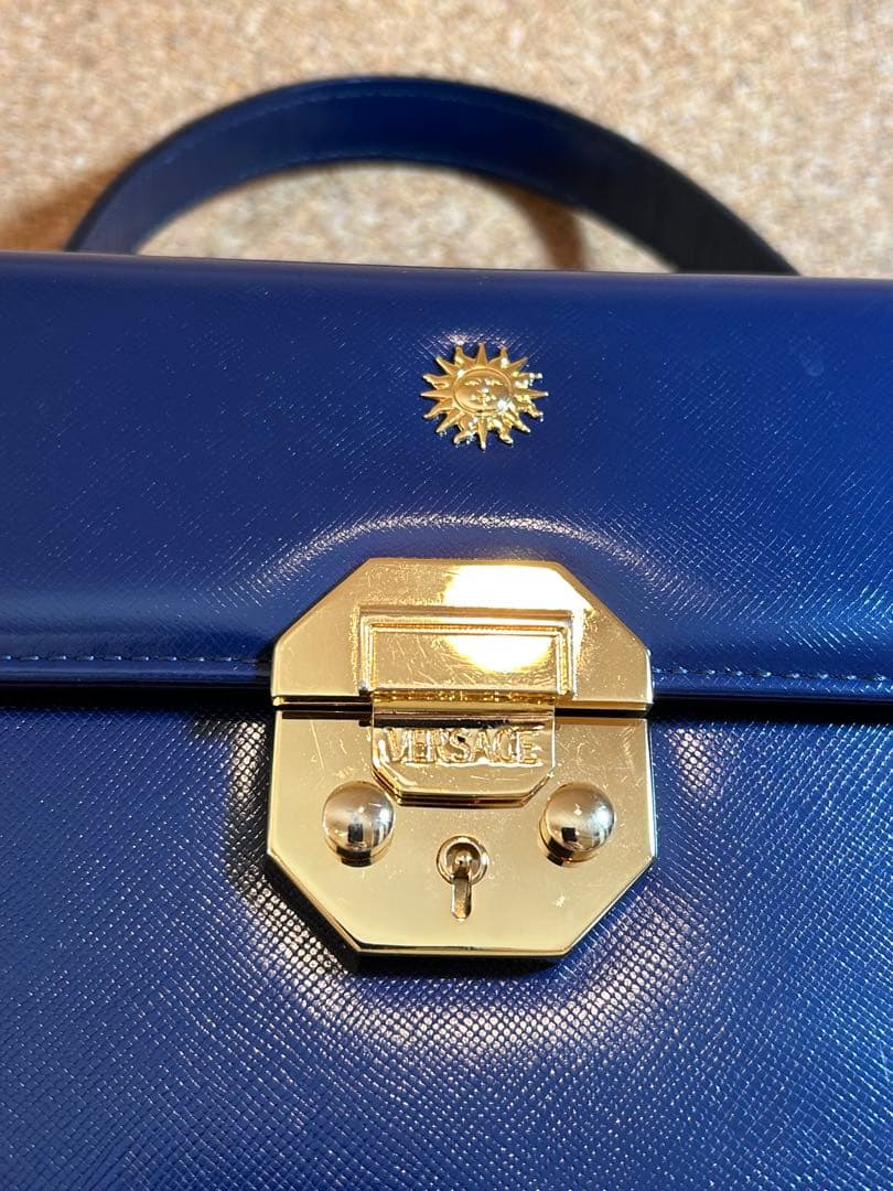 美品ヴェルサーチハンドバッグバニティバッグ　青　チャームつき