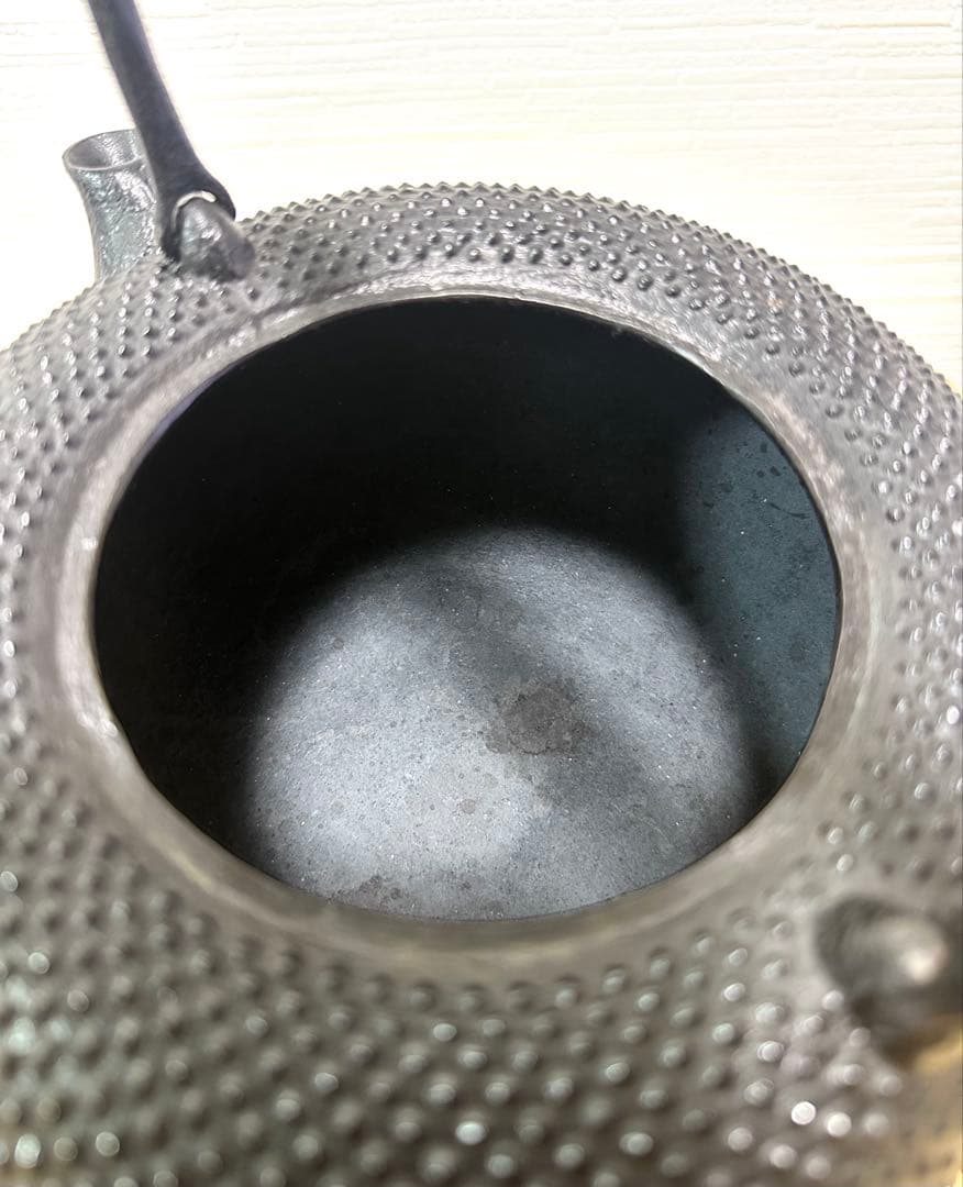 未使用品、タグ付　南部照光堂 心斎作 １８型アラレ　南部鉄瓶　南部鉄器　鉄瓶