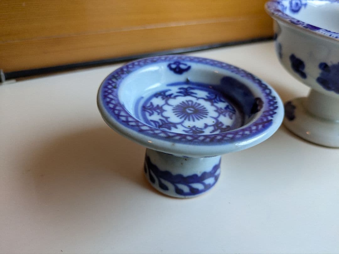 骨董 染付 盃洗 と 梅文高足杯(蝋印付)