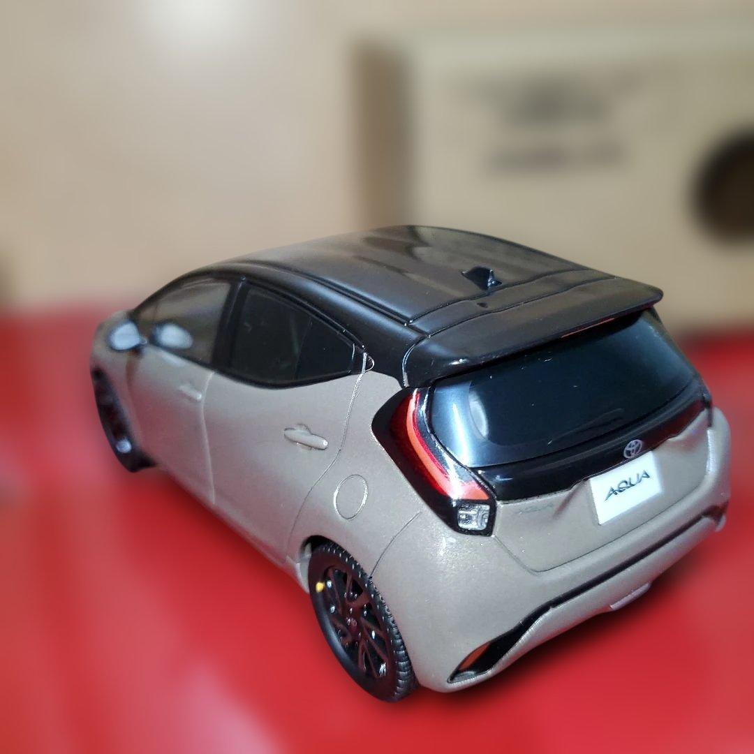 トヨタ AQUA 1/30スケール ミニカー ツートンカラー