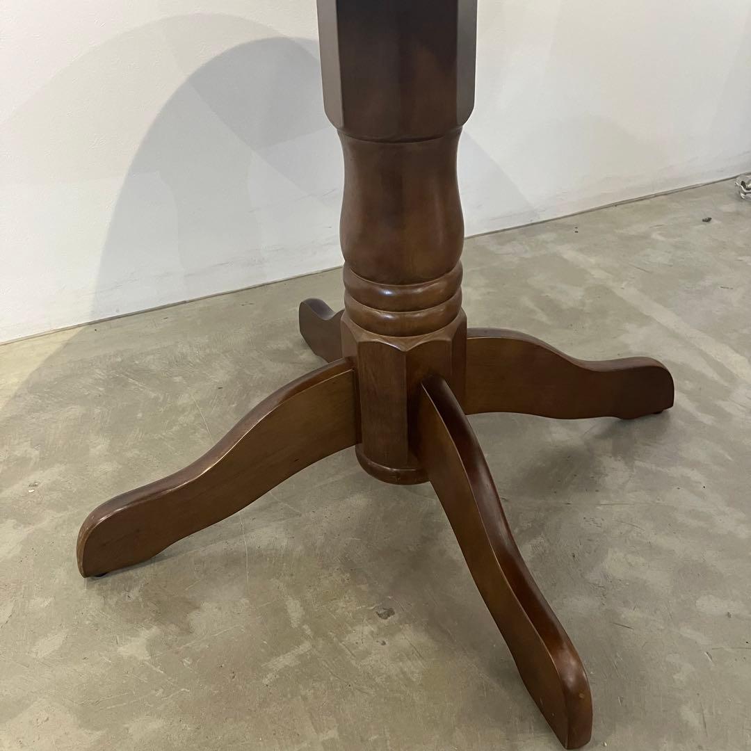 古いラウンドテーブル