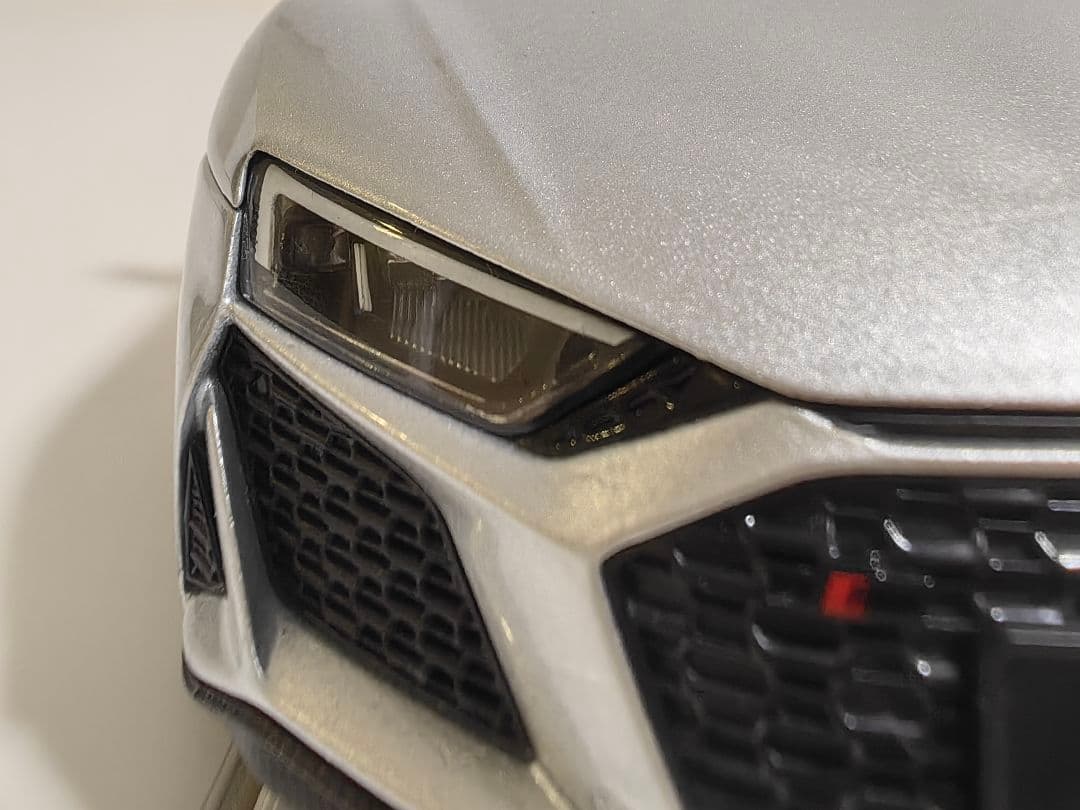 (最終限定値下げ 小汚れ要確認！)1/18アウディ R8 開閉ドア