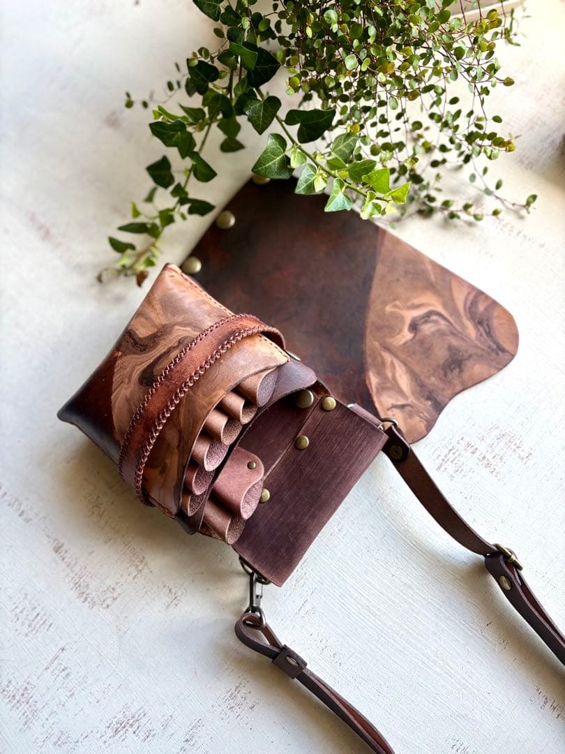 手染めダークチョコ、マーブルの蓋付き大容量シザーケース