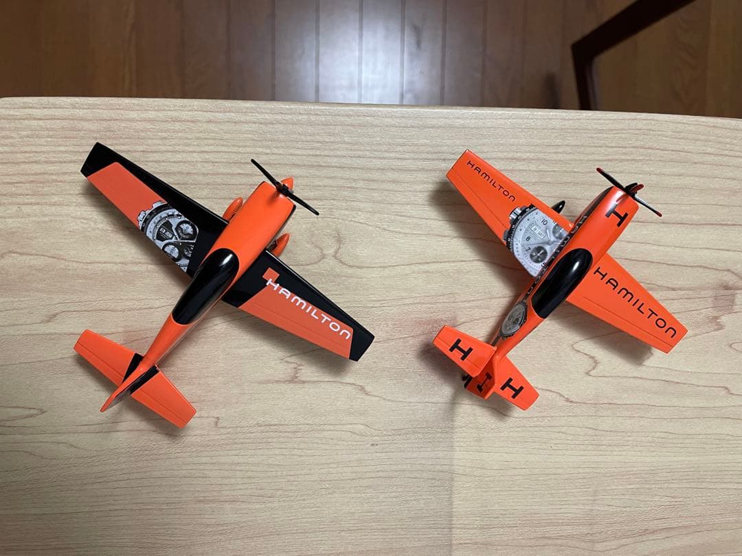 ハミルトン 飛行機 金属製模型 2機セットおまけピンバッジ付き