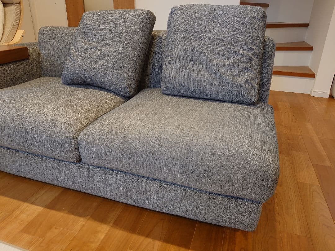 NOYES Decibel 2人掛けソファ　アームレストテーブル付