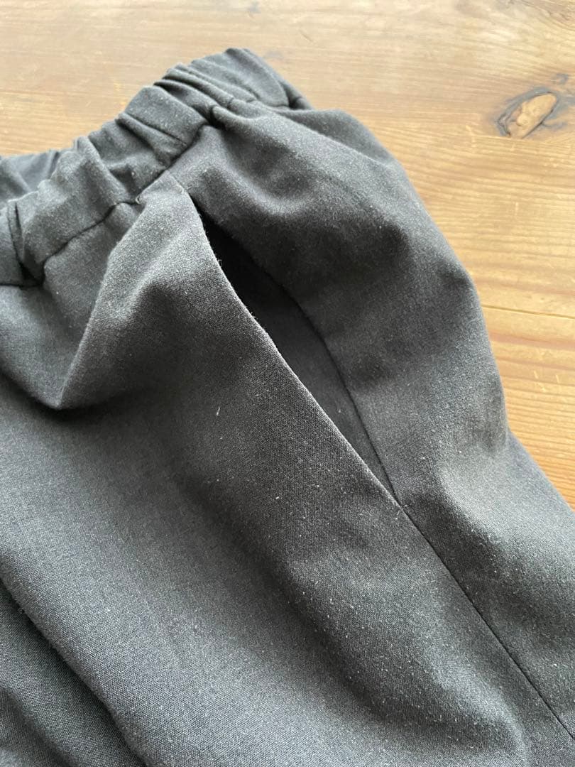 美品　ミズイロインド　チャコールグレー　綺麗目に履けるサルエルパンツ