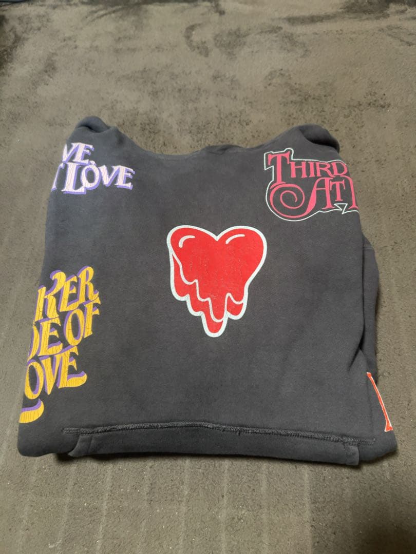 トップス EMOTIONALLY UNAVAILABLE lovestory hoodie