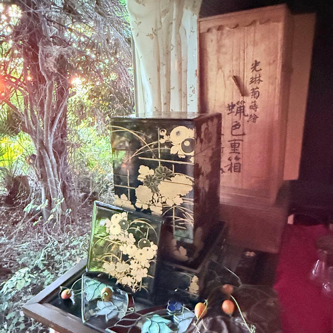 2210様感謝‼️JAPAN蝋色『光琳菊蒔絵五段重二枚蓋』螺鈿光琳　台座付　桐箱入