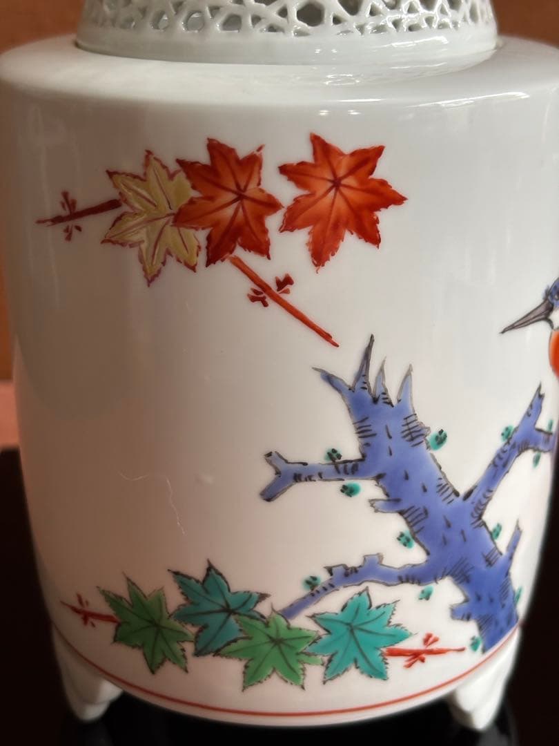 十四代柿右衛門窯絵付師鷹巣作錦色絵川蝉楓文白磁七宝彫三ツ足大香炉　未使用　最上作