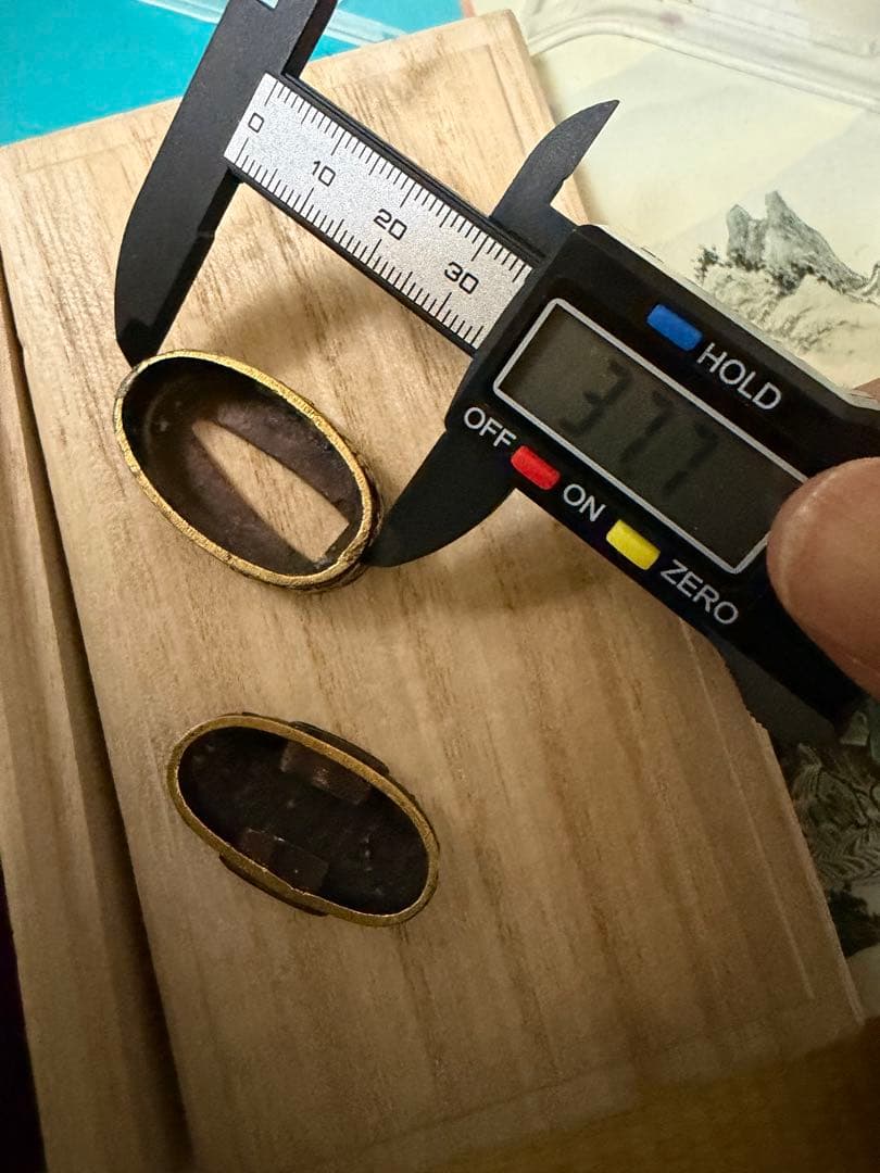 拵え栄えする一品です！ 繊細細工の松図　赤銅魚々子地縁頭 象嵌色絵 縁頭刀装具