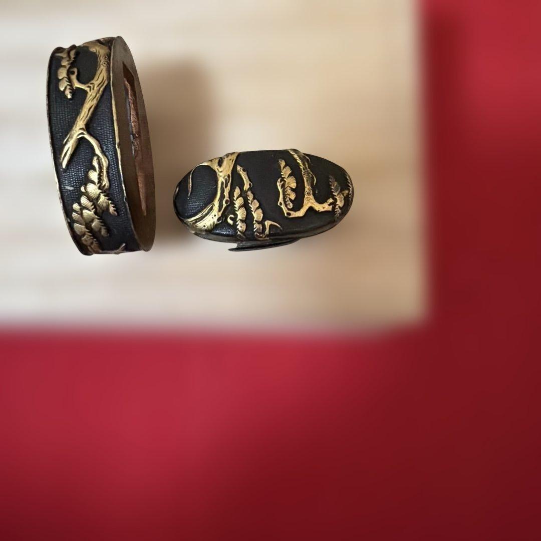 拵え栄えする一品です！ 繊細細工の松図　赤銅魚々子地縁頭 象嵌色絵 縁頭刀装具