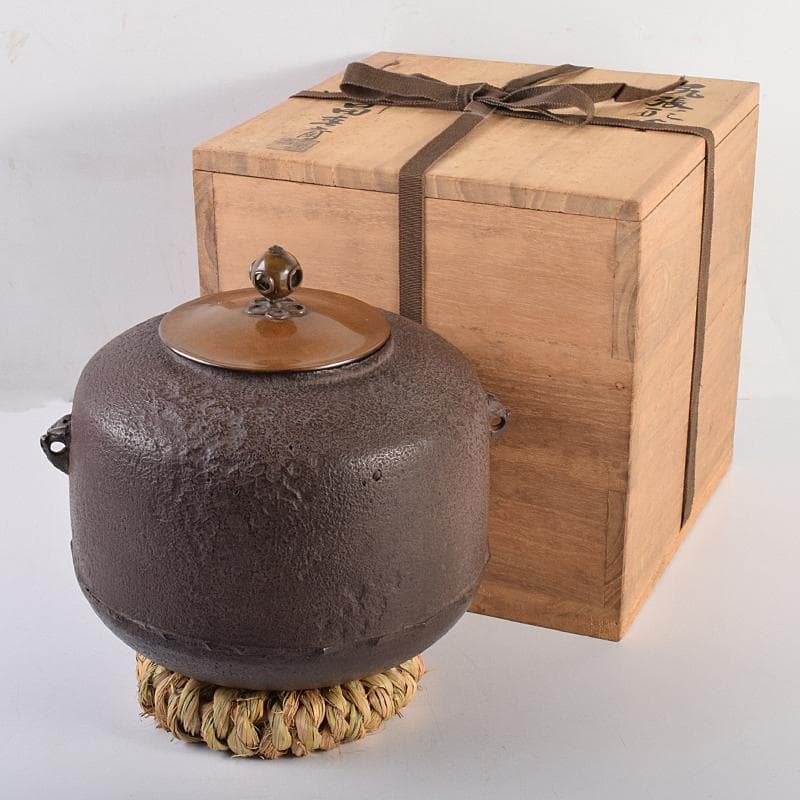 茶道具　釜師　畠春斎作　尻張形釜　鉄釜　ワラ釜敷付　共箱　M　R7824B 茶道具 釜師 畠春斎作 尻張形釜 鉄釜 ワラ釜敷付 共箱 M R7824B 【公式