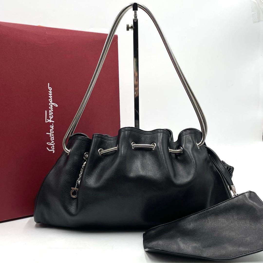 超極美品● フェラガモ ハンドバッグ ガンチーニ チャーム ブラック レザー
