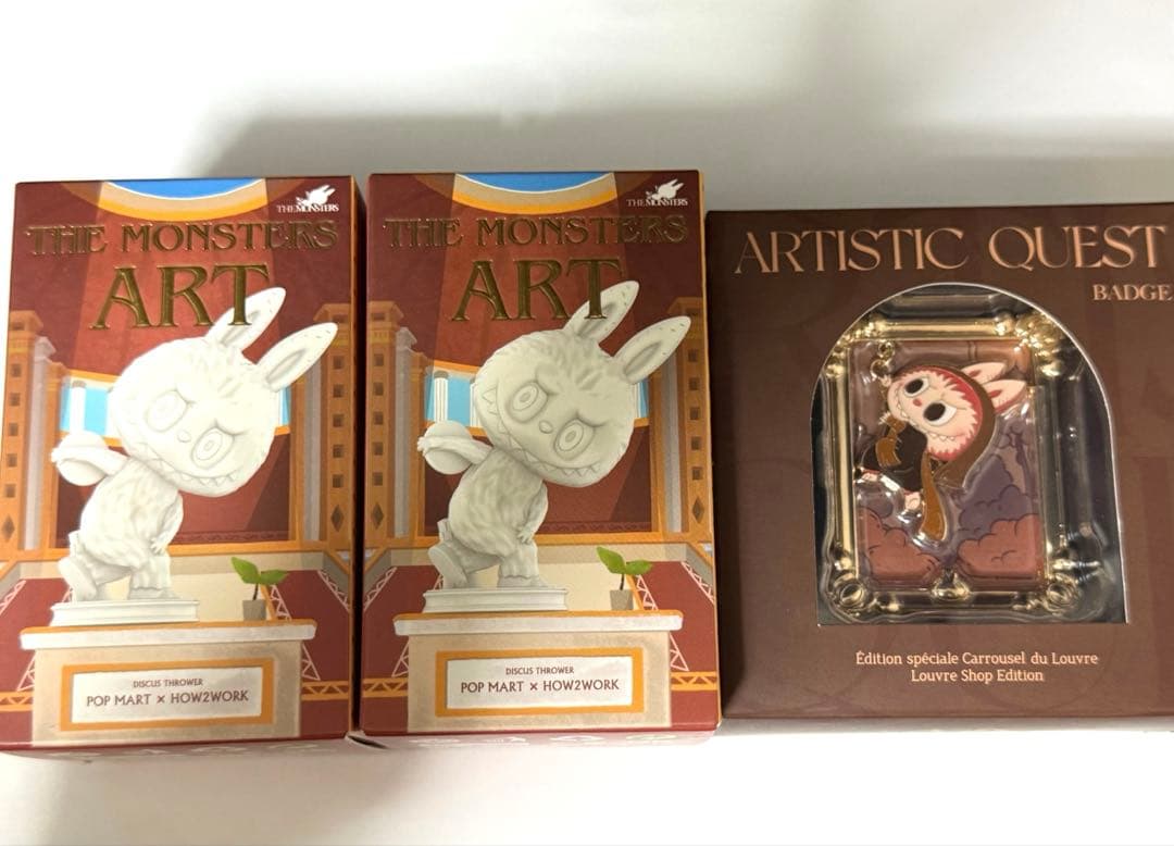 【パリ・ルーブル限定アイテム】 POP MART フィギュア+ バッジ