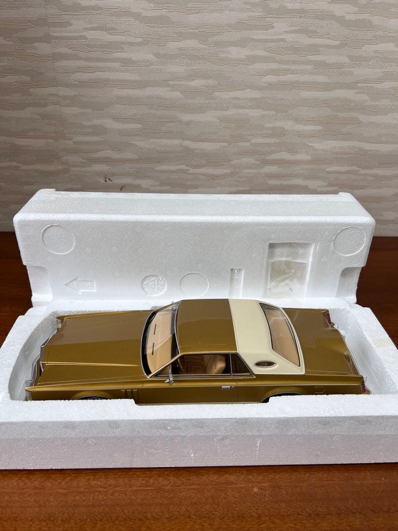 No284 ミニカー1/18 Lincoln Continental Mk5