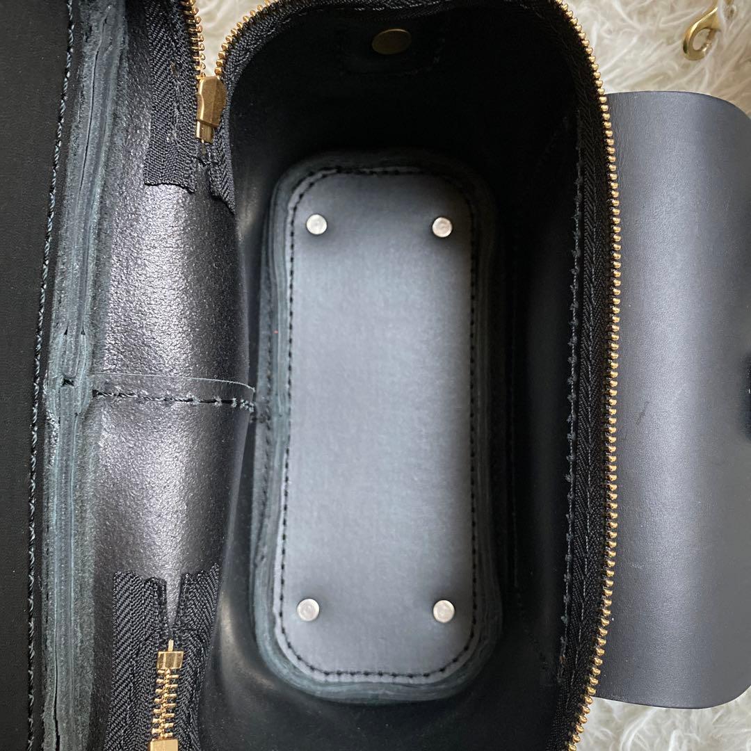 はぬえる　断捨離中HERZ ショルダーバッグ　カメラバッグ　ハードギャジ