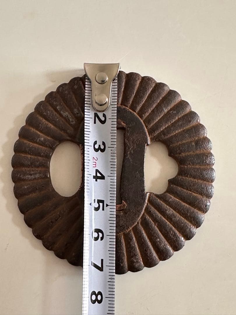 刀剣美術　無銘　鉄地菊文鍔　直径約7.3cm 重量約101g骨董25712