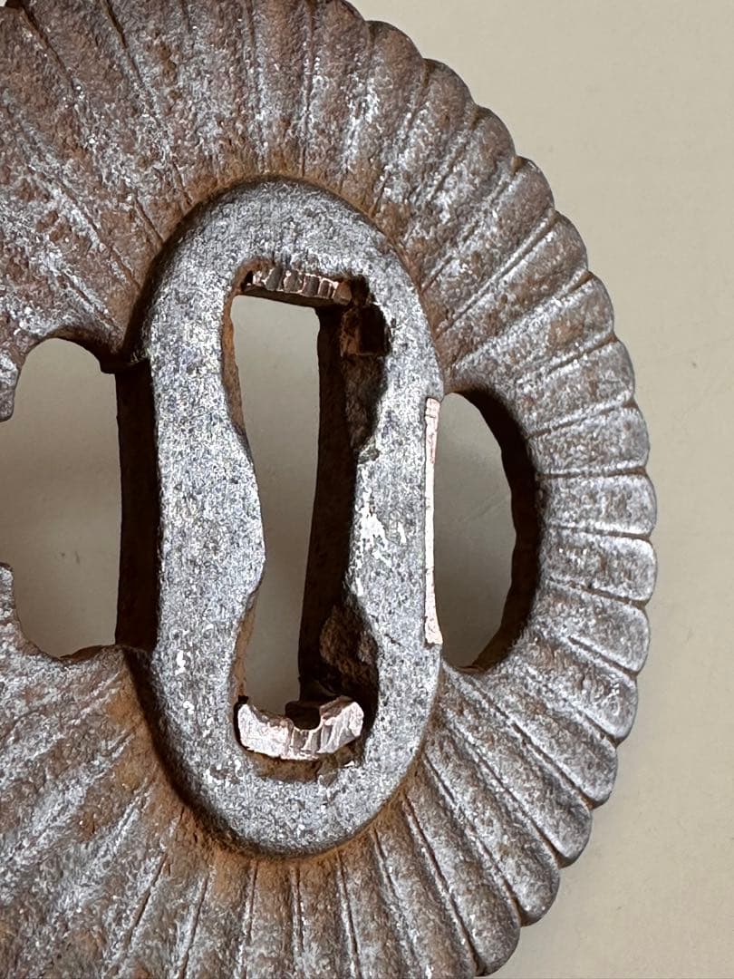 刀剣美術　無銘　鉄地菊文鍔　直径約7.3cm 重量約101g骨董25712