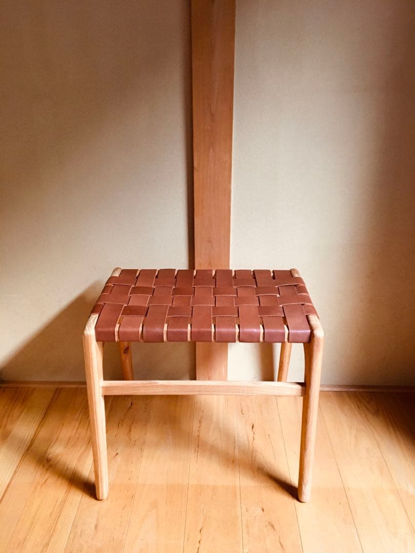革と木のスツール