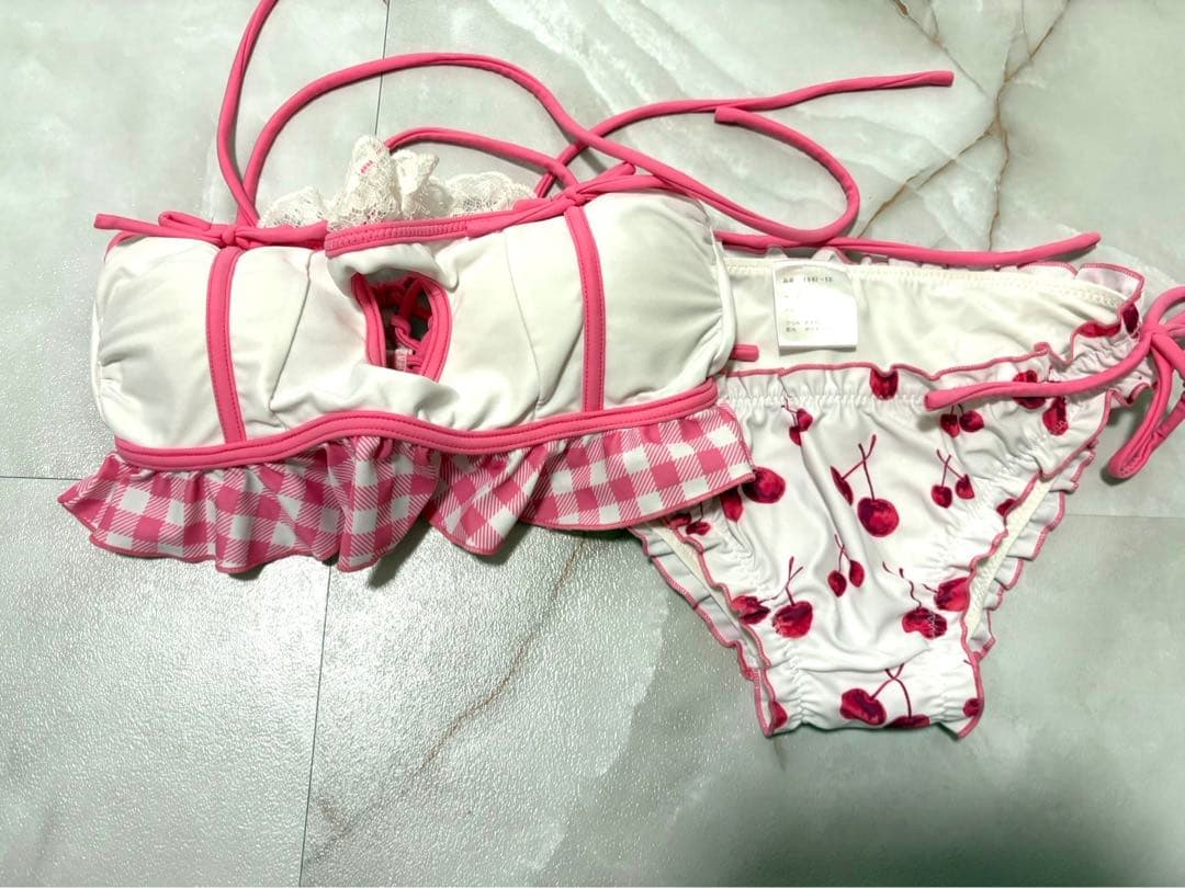 明日花キララ　チェリー柄水着