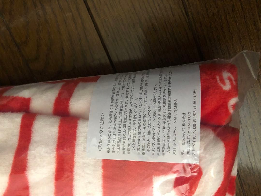 DIESEL ギフト 赤ロゴ入り ホリデーラッピング ノベルティブランケット