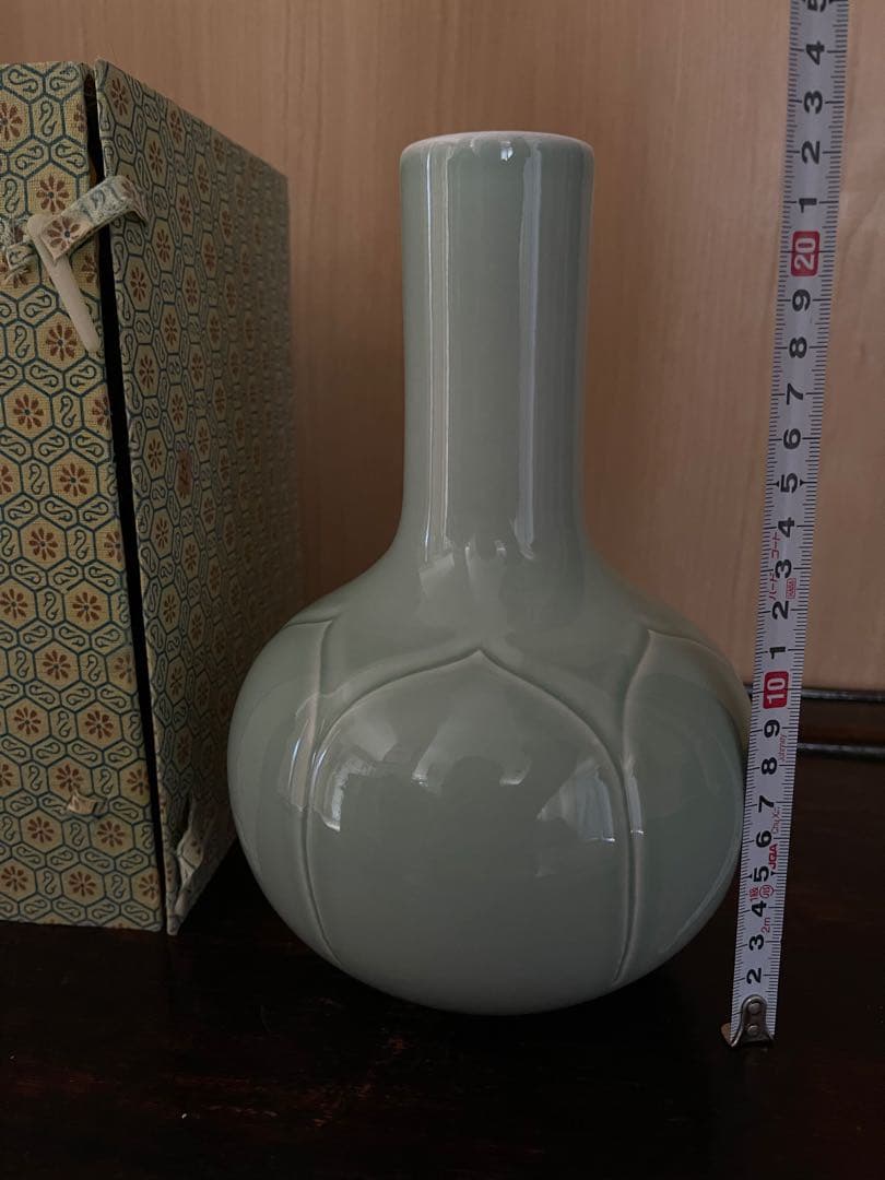 淡いグリーンの花弁模様花瓶 陶器製花瓶。