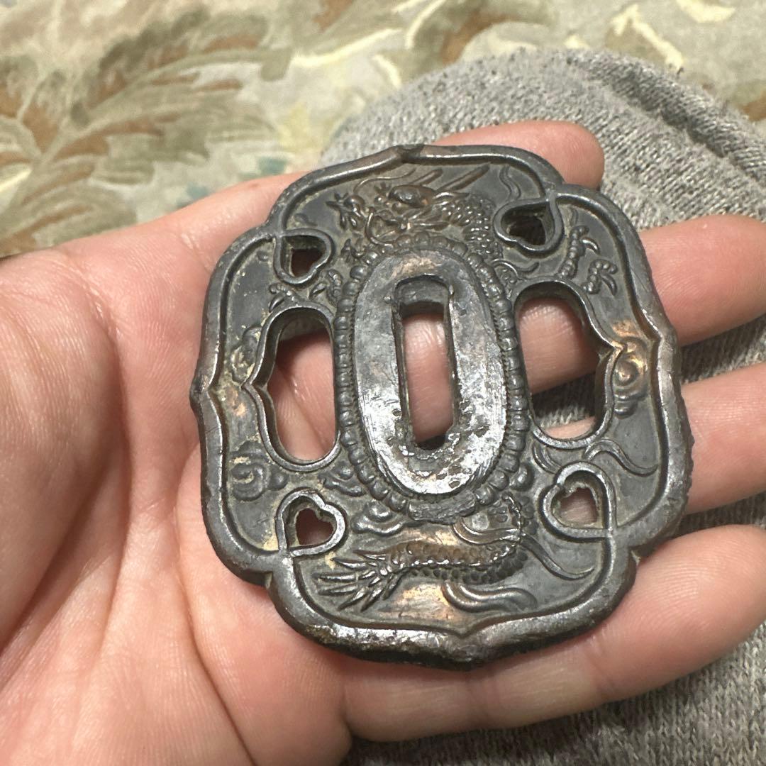 龍の彫刻の金属製鍔