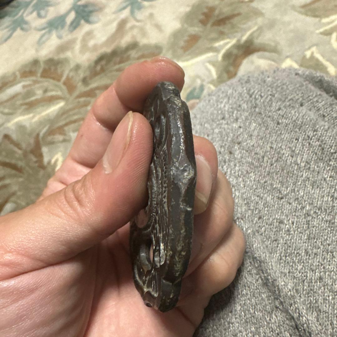 龍の彫刻の金属製鍔