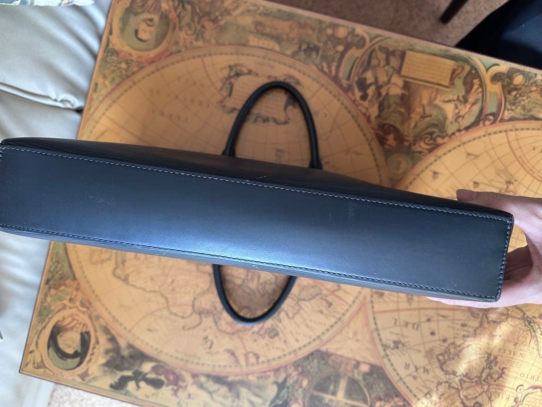 M51177 ルイヴィトン　エピ　ポルトドキュマンpdj レザー　新モデル