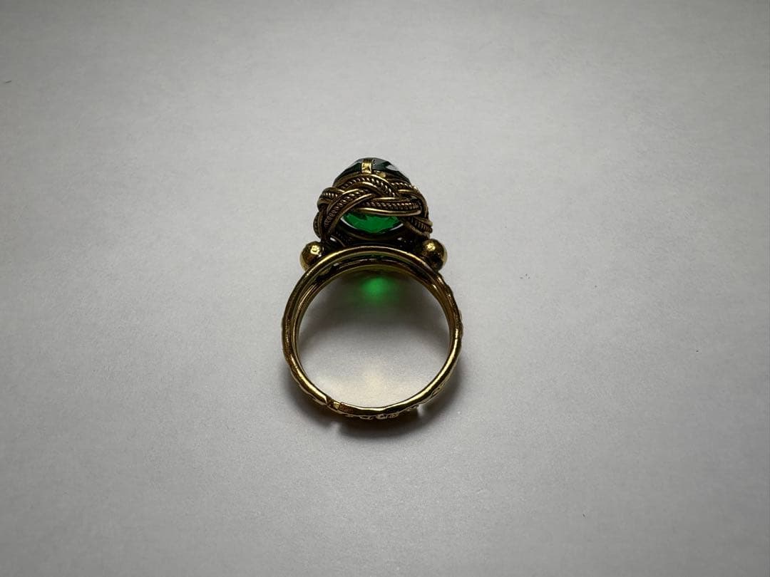 エメラルド？のクラシックリング