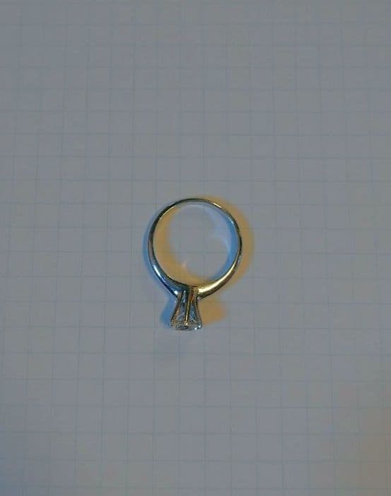 プラチナ　指輪　人工ダイヤ?