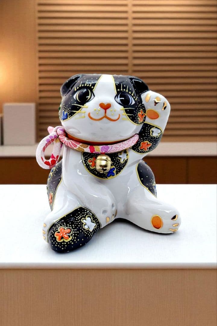 九谷焼　招き猫　スコティッシュフォールド　子猫　金彩黒盛り　花柄　左手あげ開運