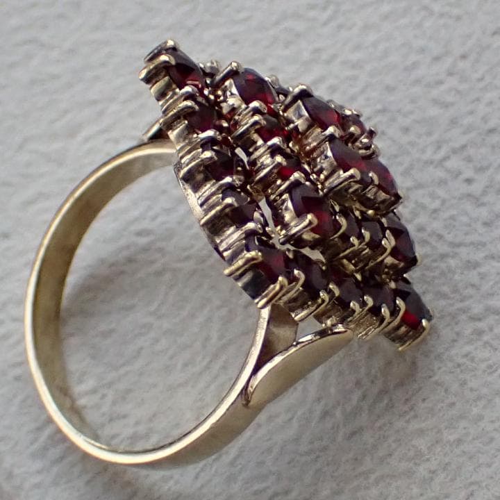ヴィンテージ チェコ製 ボヘミアンガーネット ピラミッド型ゴールド色リング 指輪