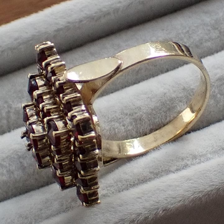 ヴィンテージ チェコ製 ボヘミアンガーネット ピラミッド型ゴールド色リング 指輪