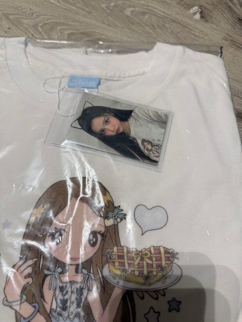 hearts2hearts FOCUS MD Tシャツ　新品未開封　カルメン