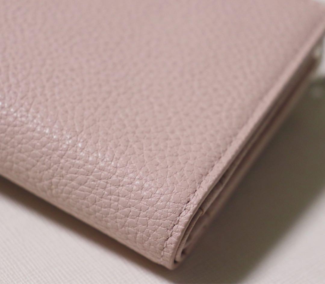 《アニエスベー》箱付新品 現行モデル ベルトデザイン 型押しレザー 2つ折り財布