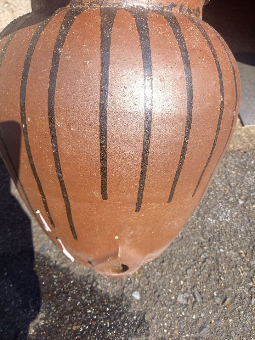 古いレア物の壺です。