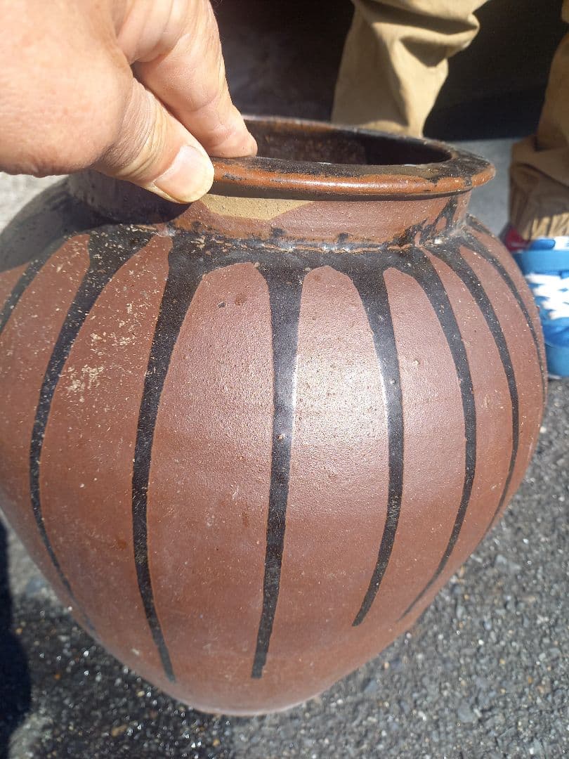 古いレア物の壺です。