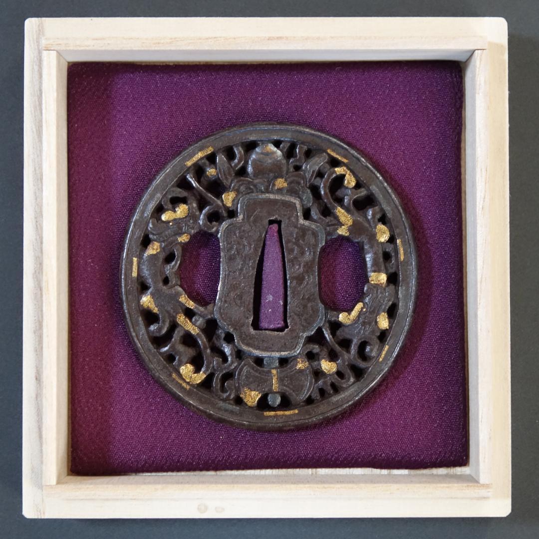 【 宝珠双龍唐草透鐔 無銘 南蛮 】(鑑定書有) 鍔 鐔 刀装具 武具 骨董