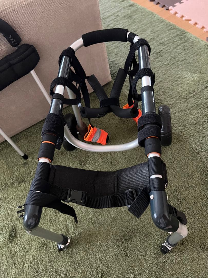 犬の車椅子 顎のせ付き 小型犬用車椅子4輪車あご乗せ付き 小型犬用