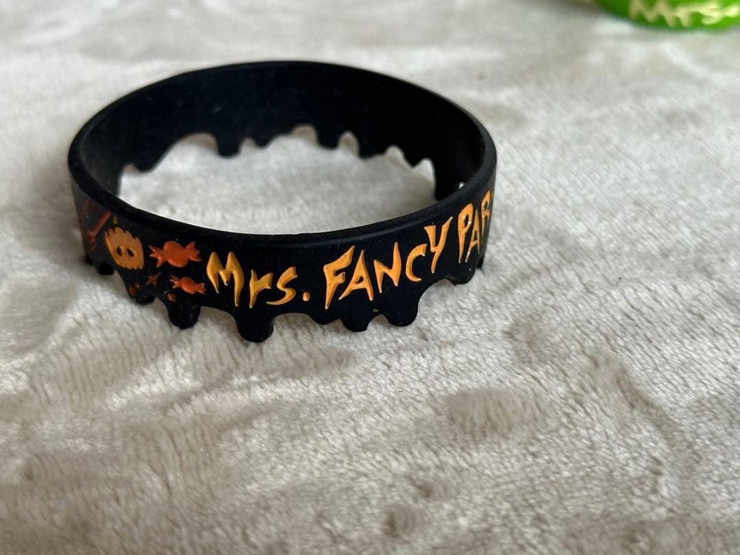 <レア> Mrs. GREEN APPLE ラバーバンド　ピンバッジ　7点セット レア> Mrs. GREEN APPLE ラバーバンド ピンバッジ 7点セット - メルカリ