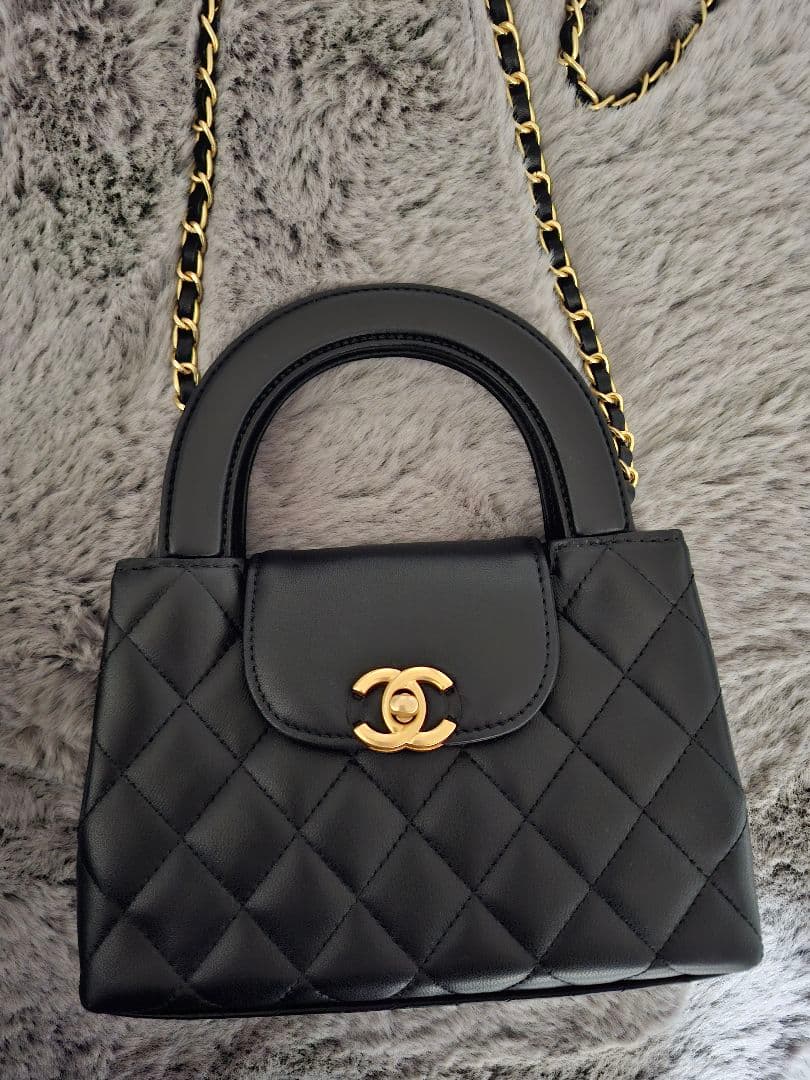 CHANEL ブラック キルティングショルダーバッグ
