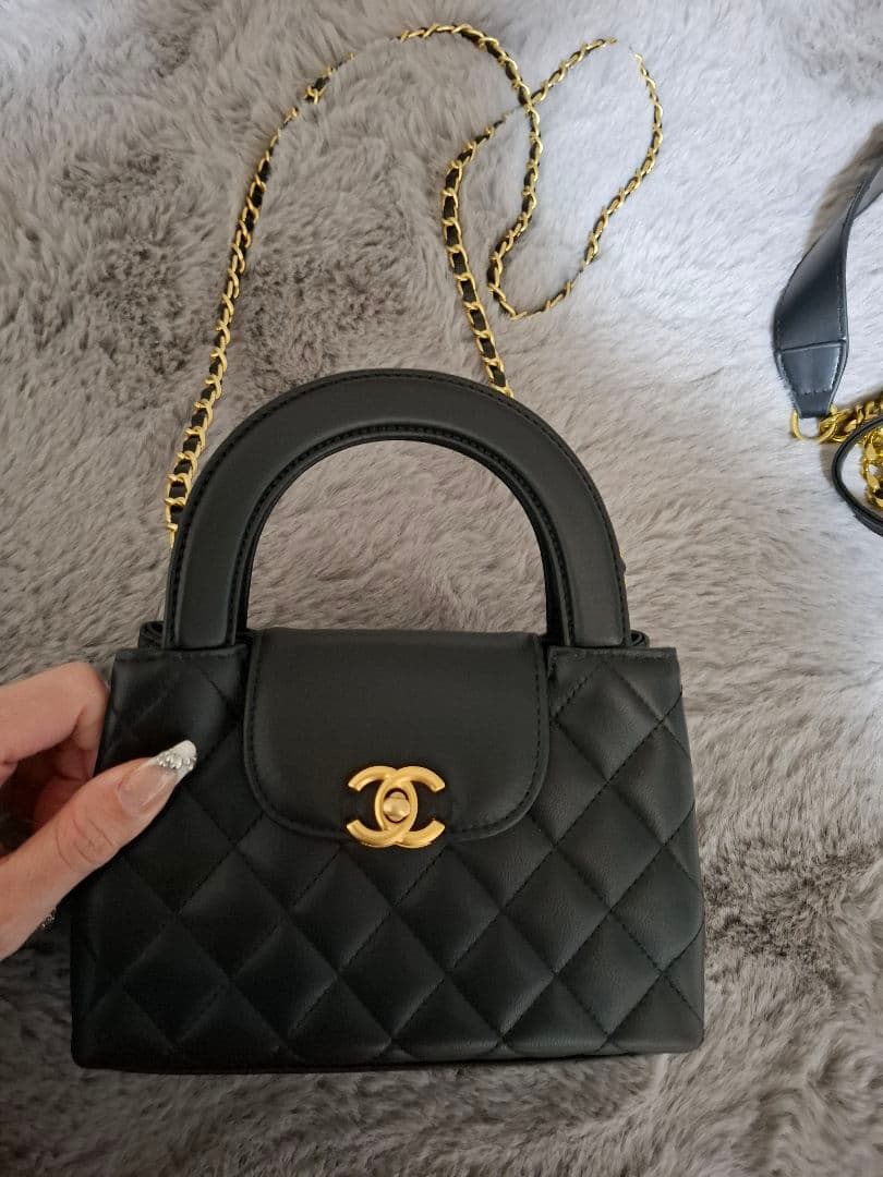 CHANEL ブラック キルティングショルダーバッグ