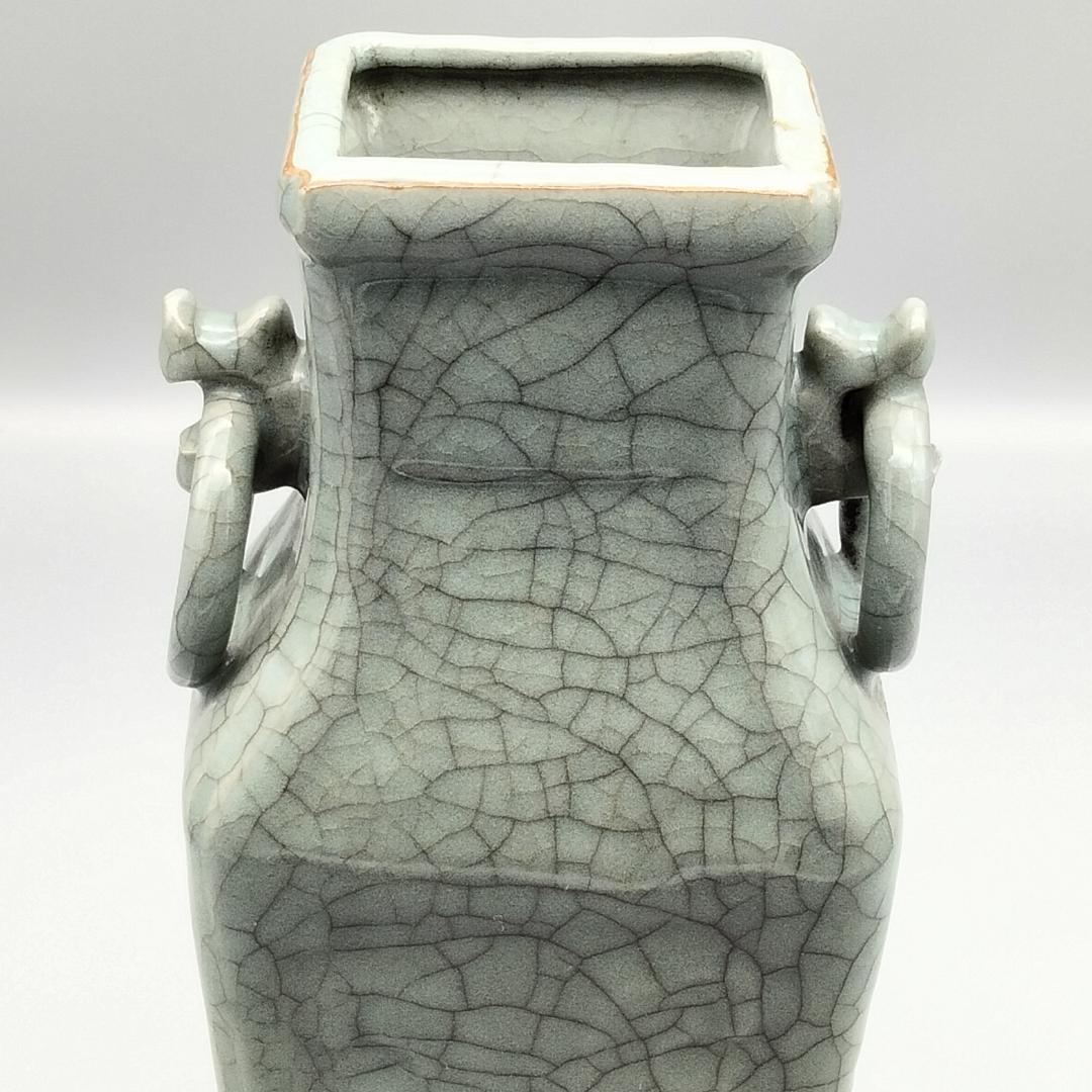 中国古玩 貫入青磁 陽刻花文 二耳 花瓶