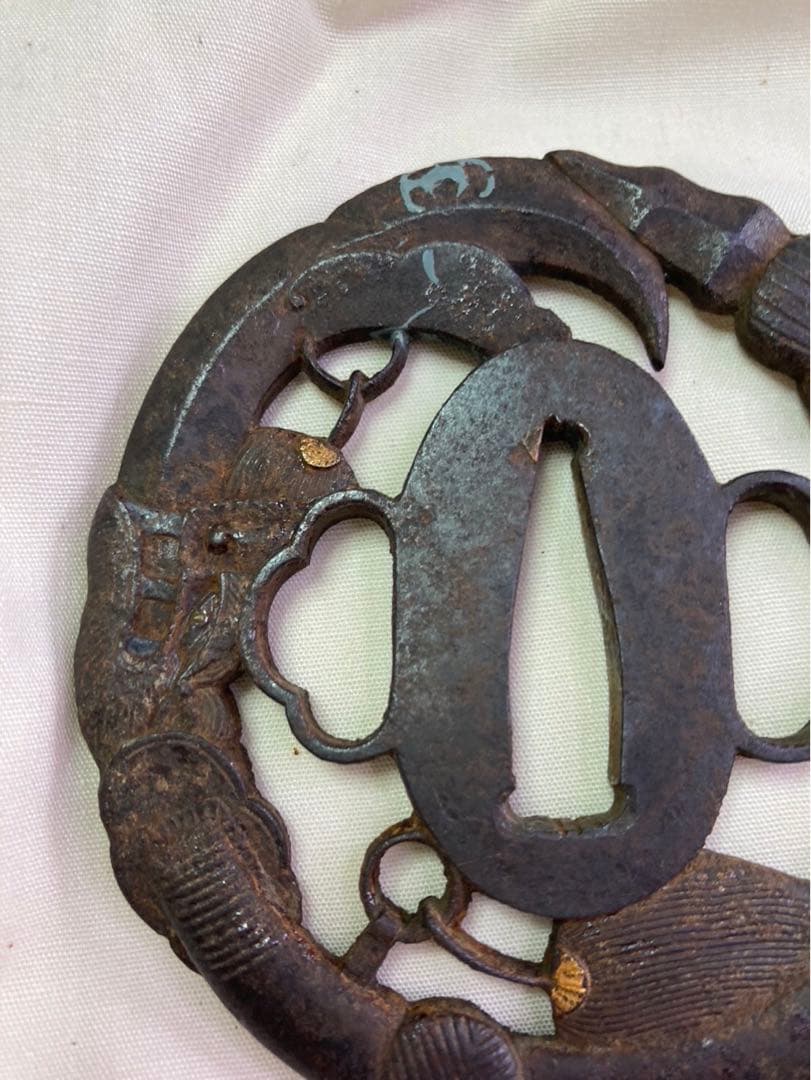 武装具　関羽大薙刀図　銘　武州住　正房　鉄地　金布目象嵌色絵　鍔