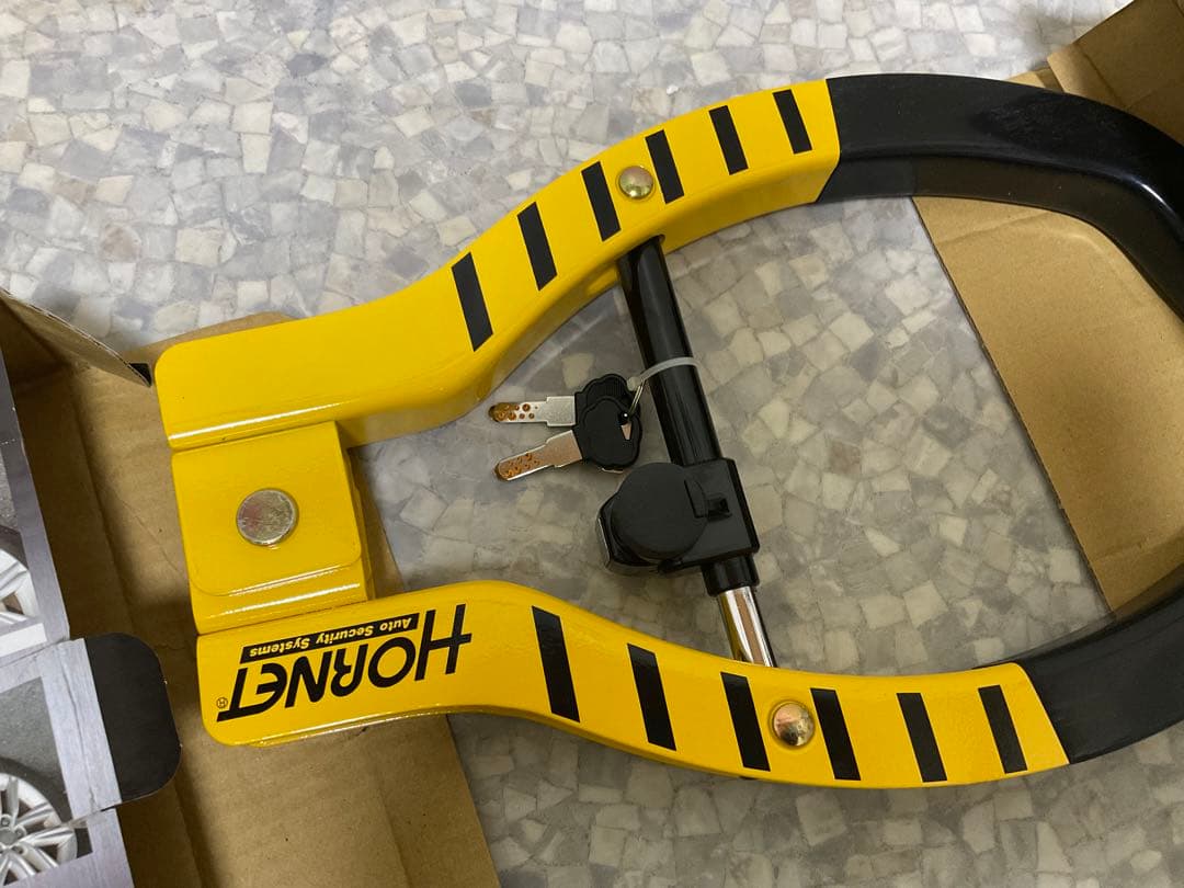 新品未使用品HORNET タイヤロック 鍵付き 防犯ステッカー付き