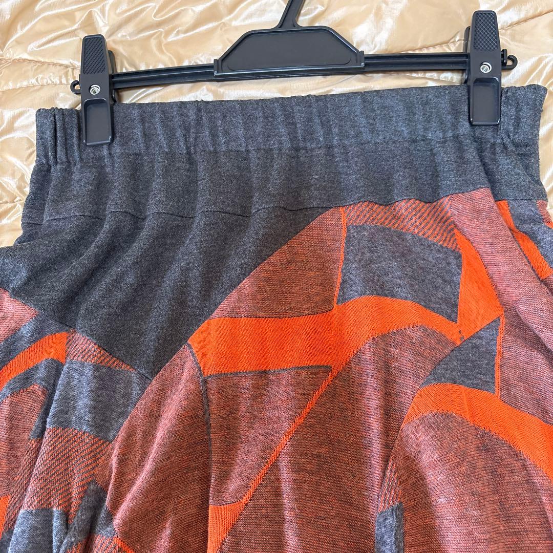 【新品未使用】✨エイココンドウ✨黒とグレーの混合地にオレンジ柄の膝丈スカート❣️