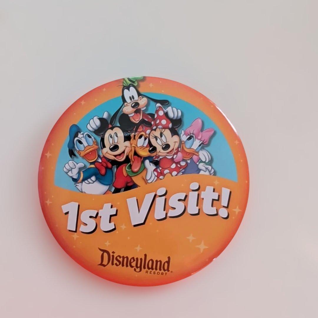 カリフォルニアディズニーランドパーク 1st Visit 缶バッジ - メルカリ