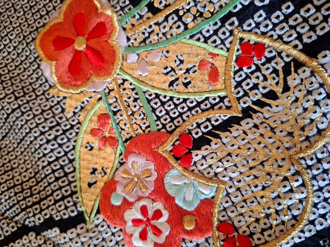 七五三女の子　絞り着物　黒　刺繍