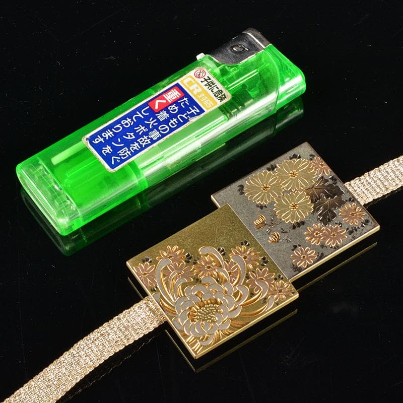 和装小物　令仙作　彫金　色紙重ね菊花文　帯留　共箱　C　R6243